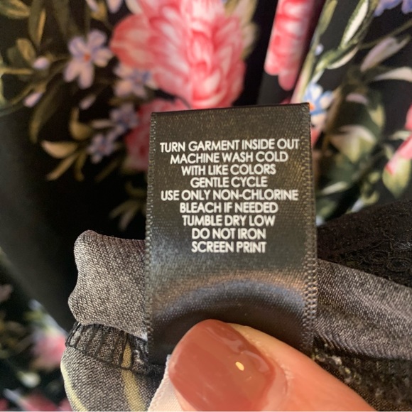 Torrid Floral Print Black Keyhole High Neck Sleeveless Lace Inset Shirt Size 6X - Picture 11 of 12